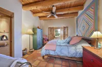 2 Bedroom, 2 Bathroom Luxury Townhome; 0.3 miles to Canyon Rd;  AC; Lovely Views