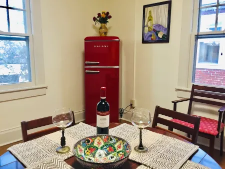 Historic Beauty and Walkable to Everywhere Отели рядом с достопримечательностью «Университет Вирджиния»