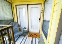 Cozy Studio condo with pool, nightlife and restaurants!