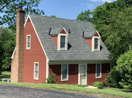 Beautiful Cozy Getaway w/access to lake and pools! WIFI