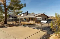 Hill top view stay- 9 mins from JTNP! Hottub-Game room-Firepit-Cowboy pool