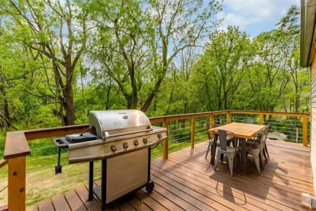 Unique Stay! Ricketts Chic Farmhouse Retreat w/ BUBBLE Tent