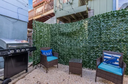 Entire Cottage. 2.5 blocks 2 beach. BBQ Grill. 4 beach badges.