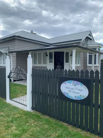 Country cottage in the heart of the Granite Belt Отели в г. Станторп