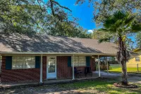 Holly Hideaway - dog-friendly spot close to the beach & downtown Ocean Springs!