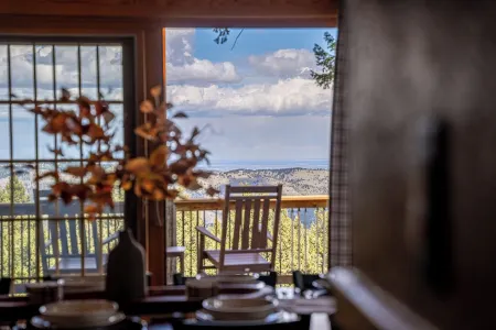 Views, Hot Tub, Skee-ball, Pool Table, Disc-golf, Trail Access on Property! Отели рядом с достопримечательностью «Маунт Голиат Нэчурал Арея»