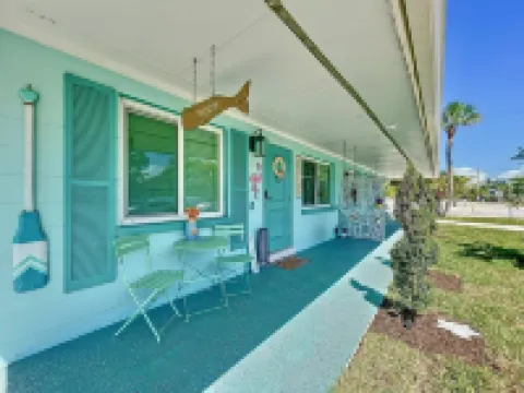 Newly renovated  Cozy Beach Cottage A1/2 of a duplex, 3min walk to beach