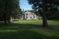 Beautifully appointed cottage in extensive grounds