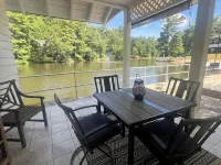 Tranquil Lakeside Waterfall Retreat-Summer is Upon us! Hotéis em Flat Rock