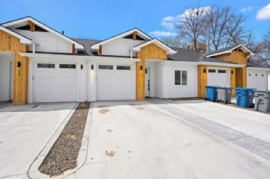 The *Minimalist's Escape* near Greenbelt & Winery with HOT TUB!