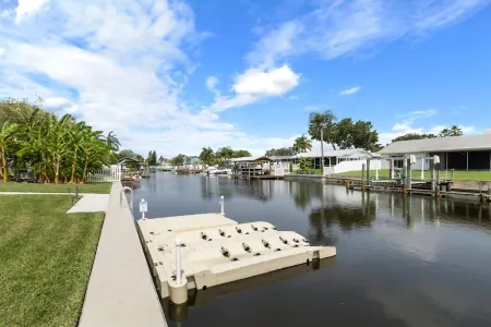 Waterfront Retreat in the Heart of Tampa. Close to Tpa, RayJay and Steinbrenner