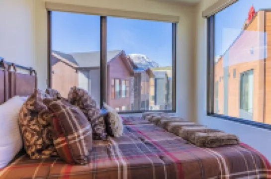 Hot Tub on Rooftop Deck - Mountain/River Views - Gym - EV Charger - 3 Kings