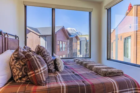 Hot Tub on Rooftop Deck - Mountain/River Views - Gym - EV Charger - 3 Kings