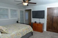 House of TarTar with Year Long Hot Tub Next to Adorable Downtown Valparaiso Hotels in Center Township