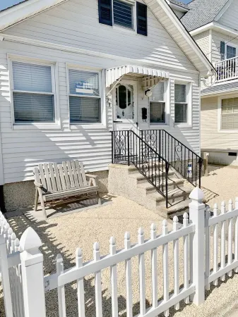 Cute Cottage, Steps to Seaside Heights Beach, Off-st Parking, Beach Badges