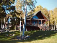 Lake Escape; Sleeps12, Hottub, Gameroom & Utv, Direct Snowmobile レーンジリーのホテル