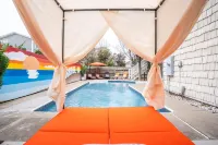 Designer 7BR w/ Pool and Hot Tub. Sleeps 20, Pets Welcome! - Private Pools