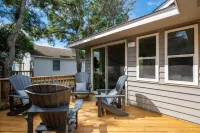 BEACH GETAWAY! Walk to beach, dining, and shops. Dog friendly with fenced yard. 보디 섬 주변 호텔
