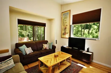 Sunshine Daydream Cottage-Natural Setting in Town