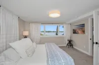 South Shore Sunrise: 100% Renovated Lake Home, Pontoon INCLUDED, near Notre Dame 온트와 타운쉽 호텔