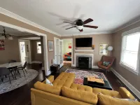 Entire home, charming 3-2 near the Marietta square! Các khách sạn ở Marietta