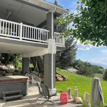 Sunset Views! Indoor Sport Court, Pool table, Golf Course, 12 min to downtown