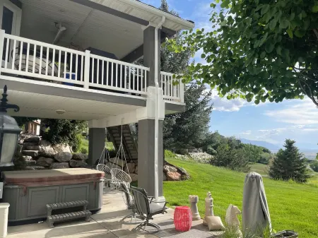 Sunset Views! Indoor Sport Court, Pool table, Golf Course, 12 min to downtown