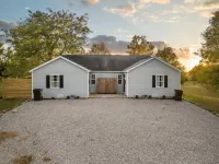 The Luxe/Hot Tub/ Putt Putt/10 Mins Shaker Village Hotels in Mercer County