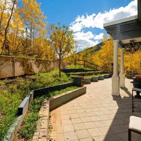 Exquisite pet friendly home, 5 blks from Gondola with stunning views!!