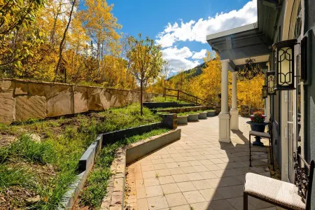 Exquisite pet friendly home, 5 blks from Gondola with stunning views!! Отели рядом с достопримечательностью «Aspen Highlands»
