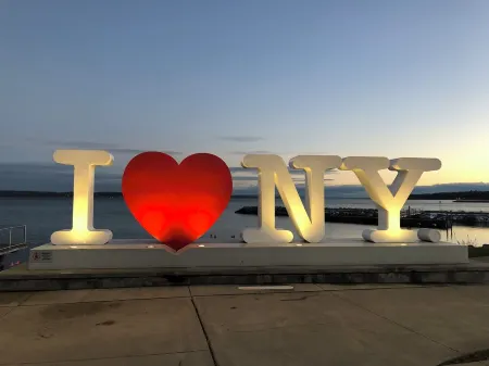 Historic Geneva Row House near Hobart William Smith Colleges and Linden Street. Отели в г. Женева