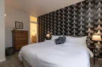 Pelican Haus Sleeps 10, steps from the Ocean! Cozy, Fun, & Close to Everything! Hotels near 4175 N Hwy 101