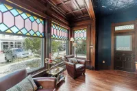 Kick Back & Relax. Tastefully restored 1902 Historic Home. Family friendly!