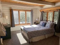 10 min from Stratton! Log Cabin w/ Beautiful Views