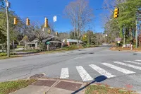Lingerlong Cottage on Downtown Brevard's Most beautiful property!