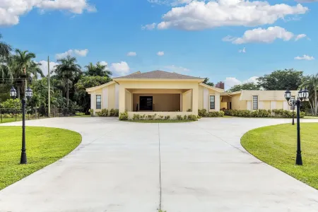 Majestic Home 7 Bedroom w/ Heated Pool, Massive Yard & Driveway