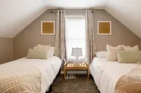 2 bed, 2 bath West Plaza House, yard, parking!