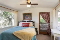 Coach House Cottage in heart of wine region with vineyard views Hotels near Vines on the Marycrest