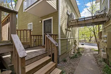 Stylish Retreat+Free Scooter - Next to Greenway! Отели рядом с достопримечательностью «Арканзас Эр энд Милитари Музеум»