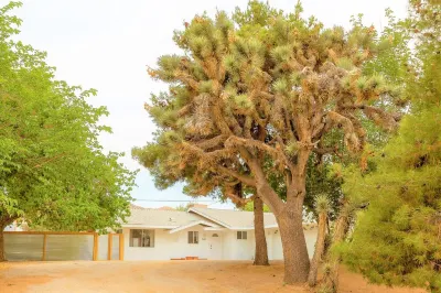 ★DesertGold Playhaus★3BD StarGazing Retreat| FirePit| BBQ| Yoga| GameRoom★ Hotels near Village Center