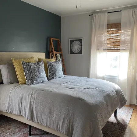 Cheerful quaint home in prime Tulsa area.