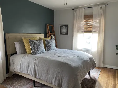 Cheerful quaint home in prime Tulsa area. Отели рядом с достопримечательностью «Expo Square»