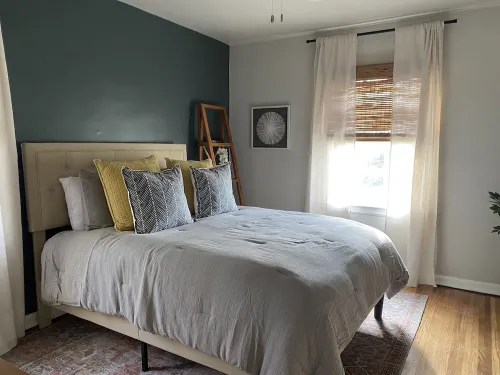 Cheerful quaint home in prime Tulsa area.