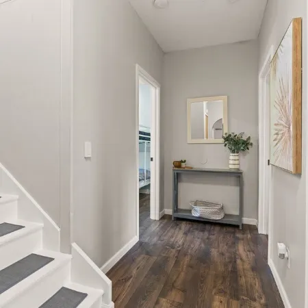 6BR/3BA House - 2nd Living and Entry - 18 Guests