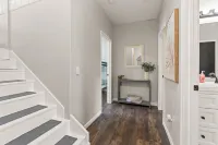 6BR/3BA House - 2nd Living and Entry - 18 Guests