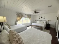 Charming 3/2 Farmhouse Near Fixer Upper and Gathering Oaks Hotels near Lake Shore Baptist Church