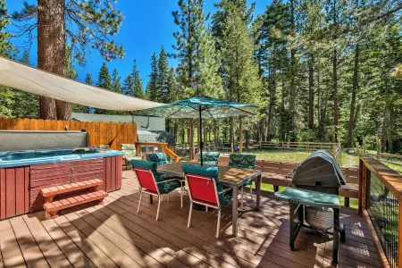 Hot Tub, Riverfront Chalet Family & Dog Friendly on Acre Near 3 Ski Areas, Sled
