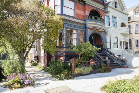 Victorian Painted Lady Studio, one block from Haight & Ashbury Отели рядом с достопримечательностью «Парк Мишен Долорес»