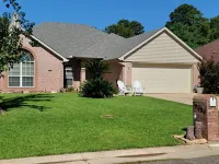 Beautiful Warm Beach House Retreat, King bed, fireplace and Pool Các khách sạn gần Louisiana Tech University
