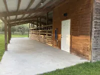 Country Cottage, 40 Acres, Outdoor Kitchen  w/ B-que, Campfire, & Horse Stables.